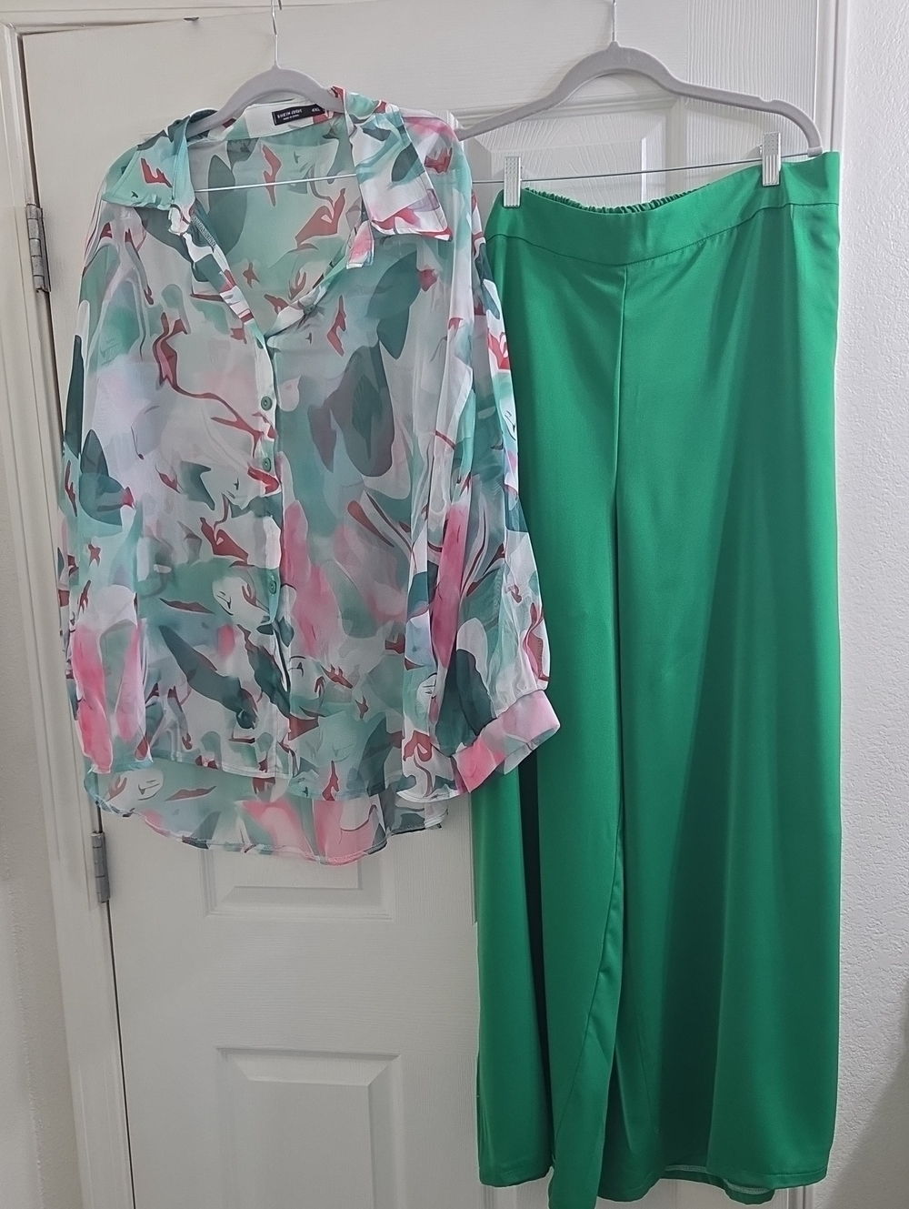SHEIN Green Wide-Leg Pants with Printed Chiffon Blouse
